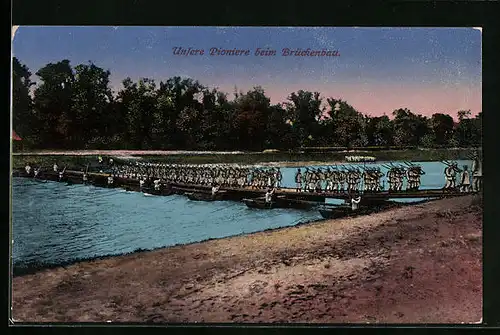 AK Pioniere beim Brückenbau, Soldaten marschieren über die Behelfsbrücke