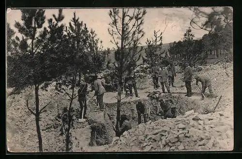 AK Soldaten heben einen Schützengraben aus