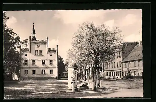 AK Peitz / Niederlausitz, Markt mit Litfasssäule