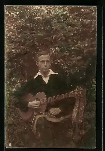 AK Junger Mann sitzt mit seiner Gitarre im Garten