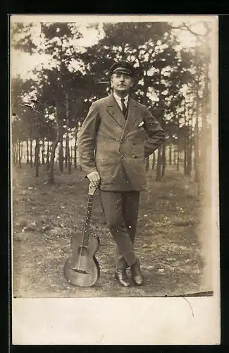 Foto-AK Mann lehnt in seinem Anzug auf der Gitarre