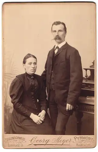 Fotografie Georg Meyer, Braunschweig, Bankplatz 3, Herr im Anzug nebst Gattin