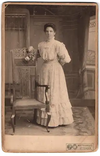 Fotografie Matth. Kruse, Ottensen, Papenstr. 7, Dame im hellen Kleid