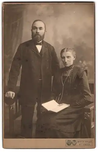 Fotografie Matth. Kruse, Altona-Ottensen, Papenstr. 16, Dame mit Buch nebst Gatten