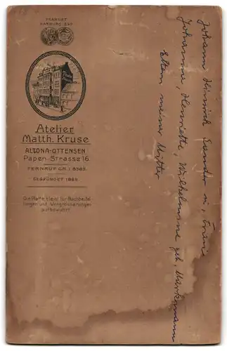 Fotografie Matth. Kruse, Altona-Ottensen, Papenstr. 16, Dame mit Buch nebst Gatten