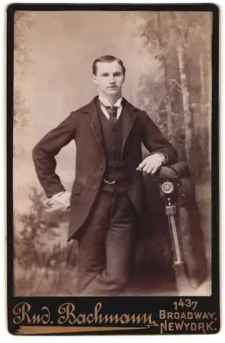 Fotografie Rud. Bachmann, New York, Broadway 1437, Selbstbewussster Herr mit gestreifter Krawatte