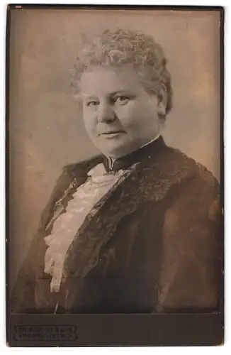 Fotografie Friedr. Gerwig, Pforzheim, Friedrichstr. 40, Portrait einer resoluten Dame