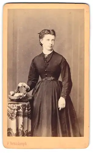 Fotografie F. Brandseph, Stuttgart, Junge Dame im Kleid mit einem Korb