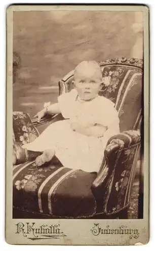 Fotografie R. Kuballa, Judenburg, Kaserngasse 33, Kleines Kind im weissen Kleid