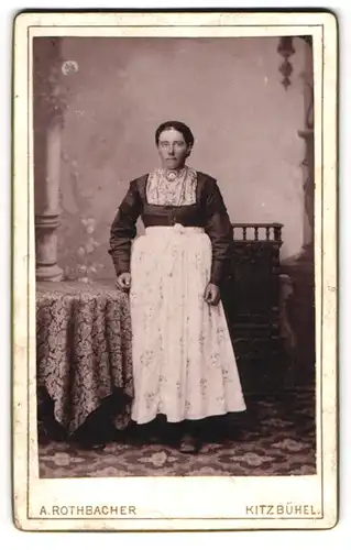 Fotografie Ant. Rothbacher, Kitzbühel, Bürgerliche Dame in hübscher Kleidung