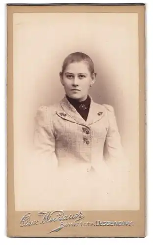 Fotografie Osc. Weidauer, Deggendorf, Bahnhofstr., Junge Dame mit zurückgebundenem Haar