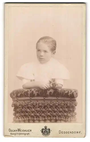 Fotografie Oskar Weidauer, Deggendorf, Bahnhofstr., Kleines Mädchen mit zurückgebundenem Haar