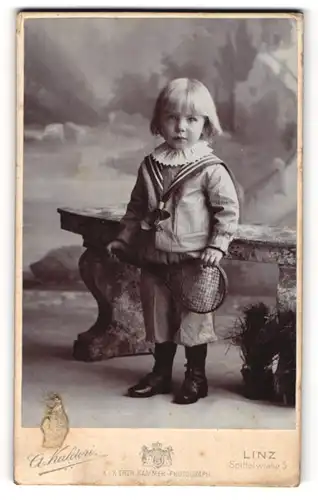 Fotografie A. Kaldori, Linz, Spittelwiese 5, Kleiner Junge im Matrosenanzug mit Tennisschläger