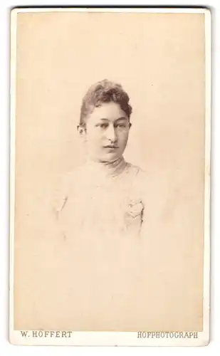 Fotografie W. Höffert, Dresden, Prager Str. 6, Junge Dame mit zurückgebundenem Haar