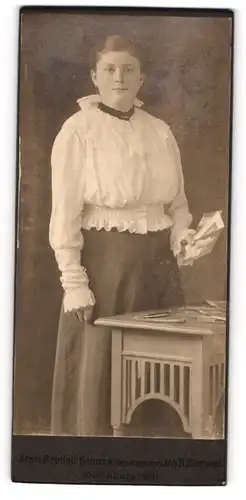 Fotografie Jean Baptiste Feilner, Oldenburg i. Gr., Junge Dame in weisser Bluse mit Fotos