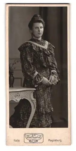 Fotografie Alfred Pieperhoff, Magdeburg, Ulrichstr. 14, Junge Dame im modischen Kleid