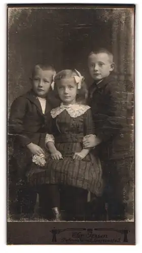 Fotografie Chr. Jessen, Delmenhorst, Luisenstr. 3, Zwei Jungen mit Mädchen in hübscher Kleidung