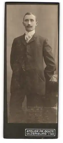 Fotografie Fr. Bolte, Oldenburg i. Gr., Junger Herr im Anzug mit Krawatte