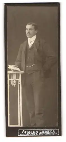 Fotografie K. Brandt, Lübeck, Breitestr. 13, Junger Herr im Anzug mit Krawatte