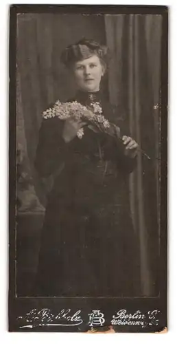 Fotografie A. Birkholz, Berlin-O., Weidenweg 35, Junge Dame im Kleid mit Blumen