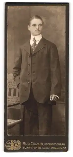 Fotografie Rud. Zinzow, Schwerin i. M., Kaiser-Wilhelmstr. 10, Junger Herr im Anzug mit Krawatte