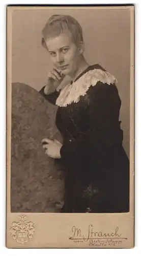 Fotografie M. Strauch, Halle a. Saale, Grosse Steinstr. 9, Junge Dame im Kleid mit Spitzenkragen