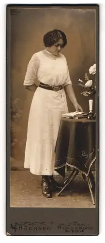 Fotografie H. Jensen, Rendsburg, Wallstr. 1, Junge Dame im weissen Kleid mit Buch