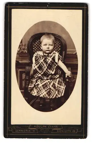 Fotografie Adolph Zinne, Schwerin i. M., Königstr. 49, Kleines Kind im karierten Kleid