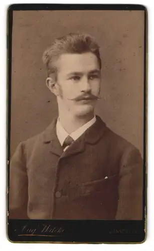 Fotografie August Wilcke, Innsbruck, Rudolfstr. 3, Junger Herr im Anzug mit Schnauzbart