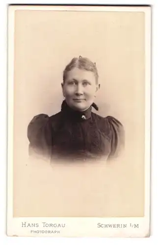 Fotografie Hans Torgau, Schwerin i. M., Arsenalstr. 4, Bürgerliche Dame mit zurückgebundenem Haar
