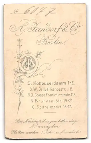 Fotografie A. Jandorf & Co., Berlin-S., Kottbusserdamm 1-2, Kleiner Junge in hübscher Kleidung mit Reifen