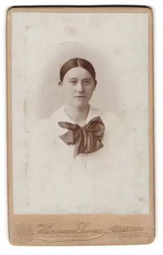 Fotografie Herm. Lorenz, Güstrow, Pferdemarkt 32, Junge Dame mit zurückgebundenem Haar