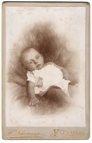 Fotografie H. Schumann, Flensburg, Holm 1, Süsses Kleinkind im Hemd liegt auf Fell