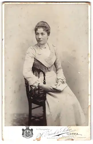 Fotografie W. Zink & Sohn, Gotha, Auguststr. 7, Junge Dame im Kleid mit einem Buch