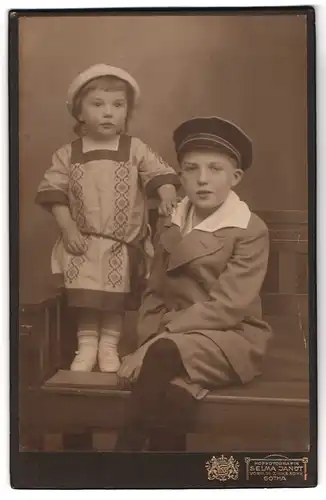 Fotografie Selma Jandt, Gotha, Auguststr. 7, Kleines Mädchen und Junge in hübscher Kleidung