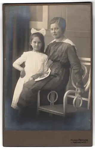 Fotografie Hugo Heider, Marktredwitz, Junge Dame im Kleid mit einem Mädchen