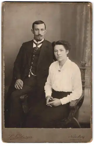 Fotografie L. Neuburger, Nürnberg, Fürtherstr. 49, Junges Paar in hübscher Kleidung