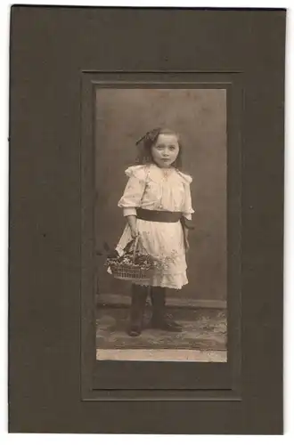 Fotografie unbekannter Fotograf und Ort, Kleines Mädchen im Kleid mit Blumenkorb