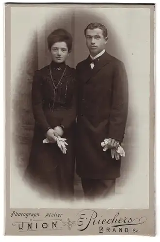 Fotografie E. Riechers, Brand /Sa., Elegant gekleidetes Paar mit Handschuhen