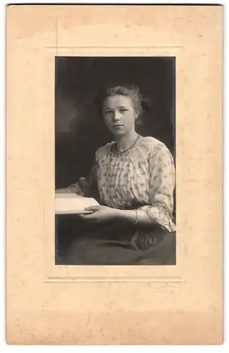 Fotografie A. Mohaupt, Oldenburg, Junge Dame in hübscher Bluse mit einem Buch