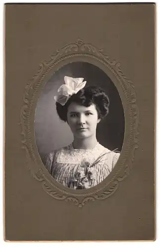 Fotografie unbekannter Fotograf und Ort, Junge Dame in hübscher Kleidung