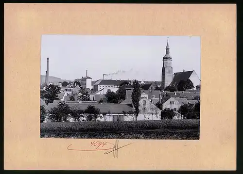 Fotografie Brück & Sohn Meissen, Ansicht Pulsnitz, Ortsansicht mit Fabrik & Kirche