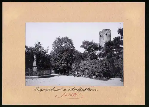 Fotografie Brück & Sohn Meissen, Ansicht Oschatz, Kriegerdenkmal und alter Stadtturm