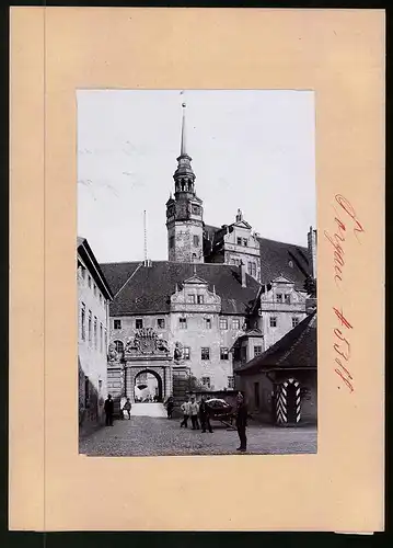 Fotografie Brück & Sohn Meissen, Ansicht Torgau, Soldaten mit Pickelhaube am Eingang zum Schloss