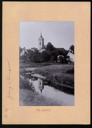Fotografie Brück & Sohn Meissen, Ansicht Niederstriegis, Uferpartie vor der Kirche