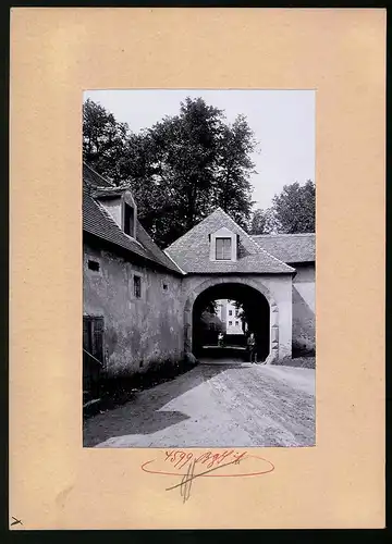 Fotografie Brück & Sohn Meissen, Ansicht Pulsnitz, Schlosshof mit Schlosstor