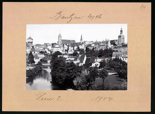 Fotografie Brück & Sohn Meissen, Ansicht Bautzen, Stadtansicht mit Uferpartie an der Spree