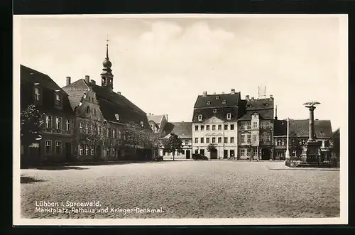 AK Lübben /Spreewald, Marktplatz, Rathaus und Kriegerdenkmal