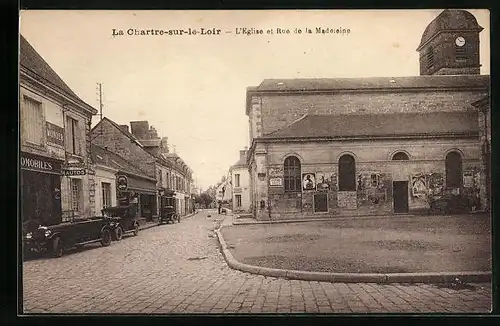 AK La Chartre-sur-le-Loir, L`Eglise et Rue de la Madeleine