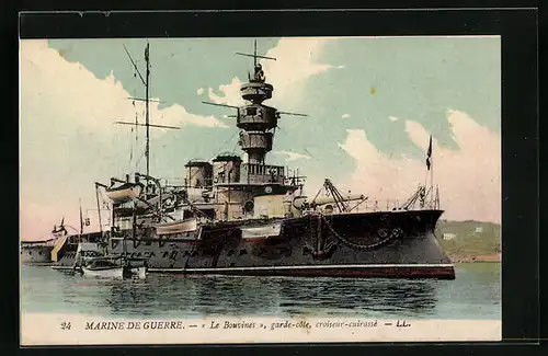 AK Französischer Kreuzer Le Bouvines in Küstennähe vor Anker liegend